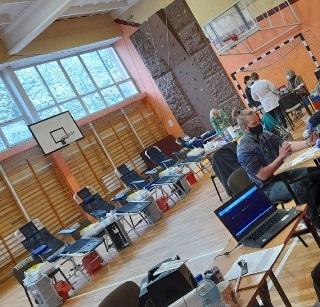 Widok na salę ze stanowiskami do pobrania krwi