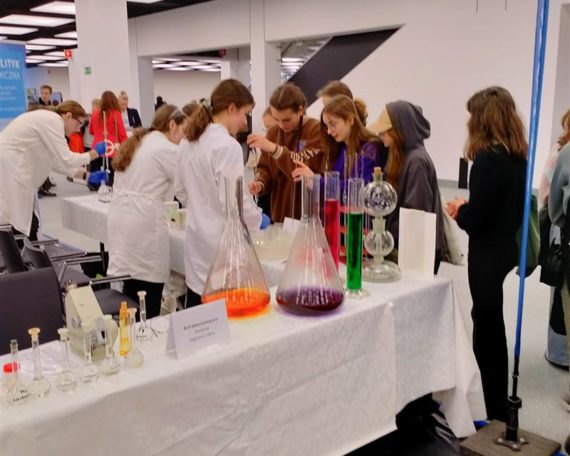 Grupa ludzi w białych kitlach - chemicy
