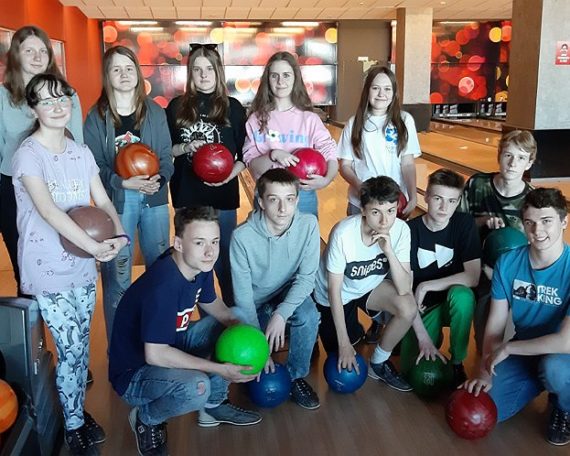 Grupa młodzieży w sali do bowlingu