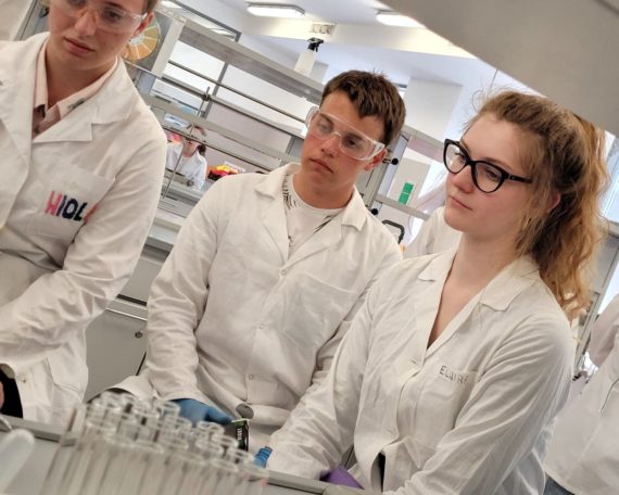Uczniowie klasy 2PA w laboratorium