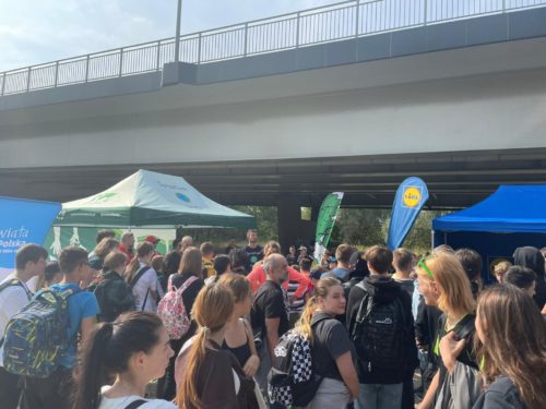 Uczniowie sprzątający rejon nad Wartą