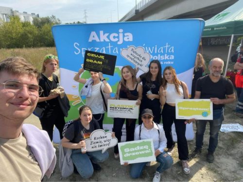 Uczniowie sprzątający rejon nad Wartą