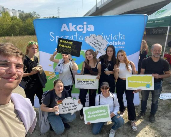 Uczniowie sprzątający rejon nad Wartą