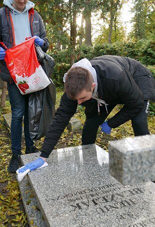 Porządkowanie grobów