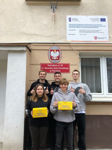 Szkoły Pełne Talentów - zdjęcie młodzieży przed szkoła