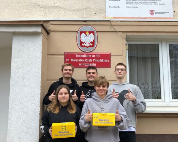 Szkoły Pełne Talentów - zdjęcie młodzieży przed szkoła