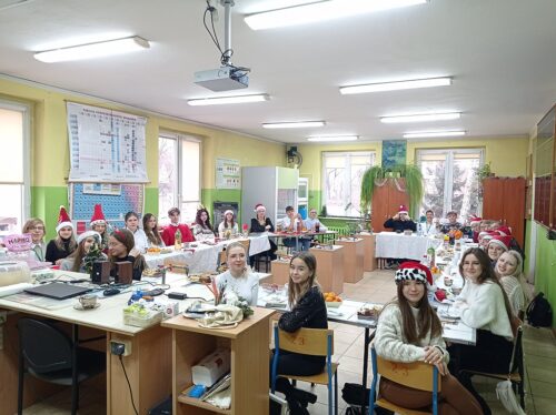 Młodzież w klasie. W świątecznych przebraniach.