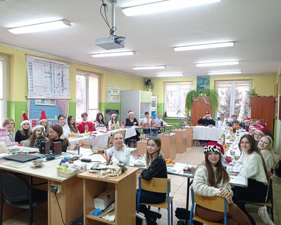 Młodzież w klasie. W świątecznych przebraniach.