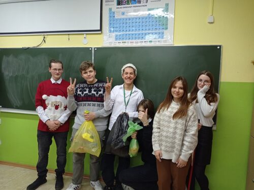 Młodzież w klasie. W świątecznych przebraniach.