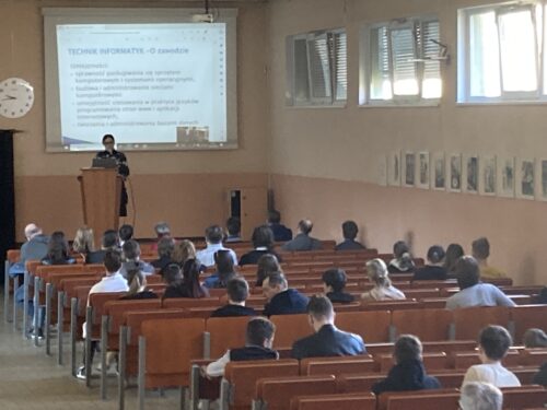 Uczniowie na auli podczas Drzwi Otwartych