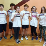 grupa uczniów prezentuje otrzymane w nagrodę batony "Grześki"