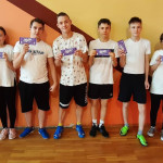 grupa uczniów prezentuje tabliczki czekolady Milka