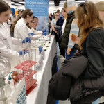 Grupa ludzi w białych kitlach - chemicy