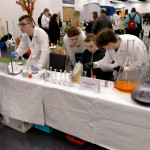 Grupa ludzi w białych kitlach - chemicy