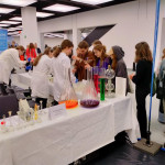 Grupa ludzi w białych kitlach - chemicy