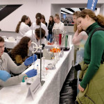 Grupa ludzi w białych kitlach - chemicy