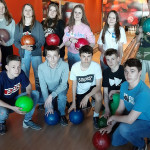 Grupa młodzieży w sali do bowlingu