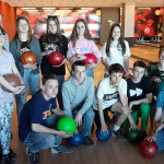Grupa młodzieży w sali do bowlingu
