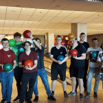 Grupa młodzieży w sali do bowlingu