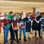 Grupa młodzieży w sali do bowlingu