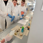 Uczniowie klasy 2PA w laboratorium