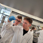 Uczniowie klasy 2PA w laboratorium