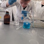 Uczniowie klasy 2PA w laboratorium