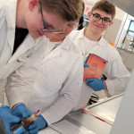 Uczniowie klasy 2PA w laboratorium