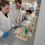 Uczniowie klasy 2PA w laboratorium