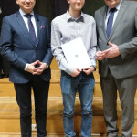 Kamil Ziółkowski, odbiera podczas uroczystej gali nagrodę Miasta Poznania, za szczególne osiągnięcia dla uczniów poznańskich szkół.